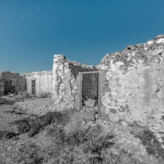 Fotografía de antiguas ruinas en Fuerteventura bajo un cielo azul intenso