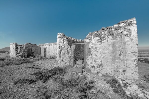 Fotografía de antiguas ruinas en Fuerteventura bajo un cielo azul intenso