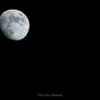 Fotografía nocturna de la conjunción de la Luna y Venus en el cielo de Fuerteventura