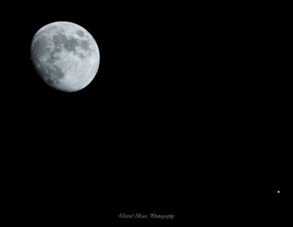 Fotografía nocturna de la conjunción de la Luna y Venus en el cielo de Fuerteventura