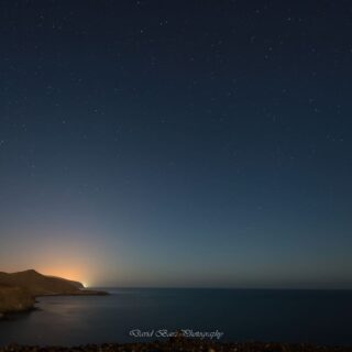 Fotografía nocturna de Tarajalejo con cielo estrellado, tomada por David Báez.