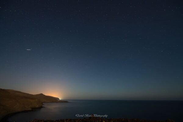 Fotografía nocturna de Tarajalejo con cielo estrellado, tomada por David Báez.