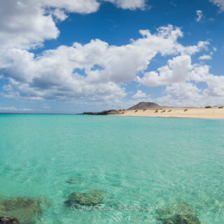 Panorámica de Playa Burro en Fuerteventura con aguas turquesas y cielo azul