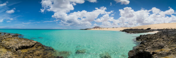 Panorámica de Playa Burro en Fuerteventura con aguas turquesas y cielo azul