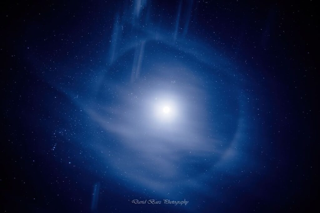 Fotografía nocturna de la refracción lunar en Fuerteventura capturada por David Báez.