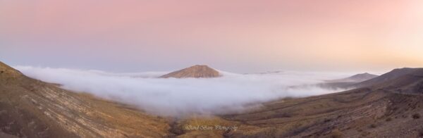 Fotografía de Tindaya amaneciendo sobre nubes en Tindaya por David Báez